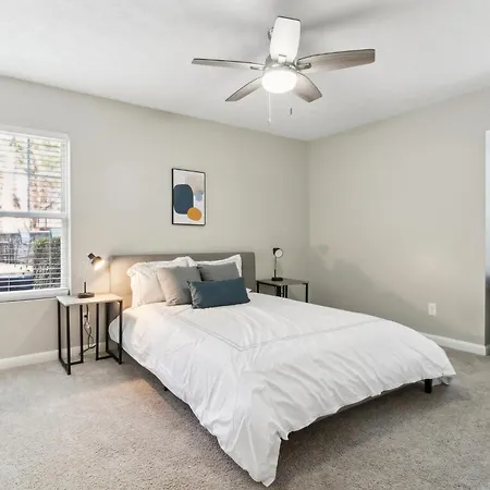 400 Winchester 601L 2 Bed 2 Bath Newly Furnished